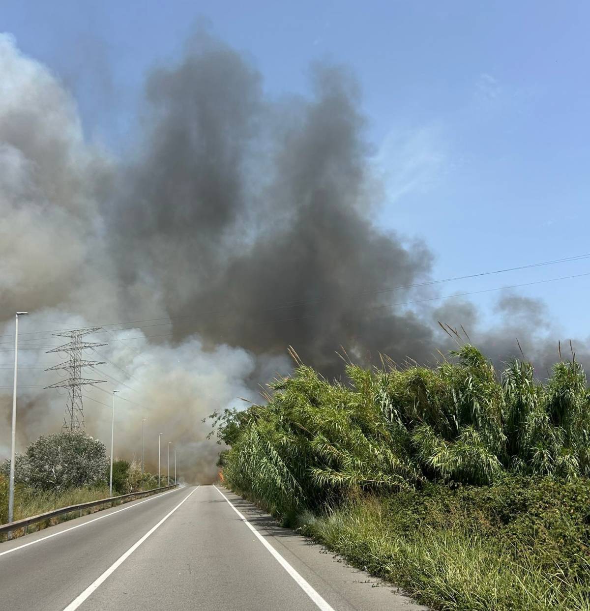 Un incendi al Prat de Llobregat talla la B-250 en ambdós sentits
