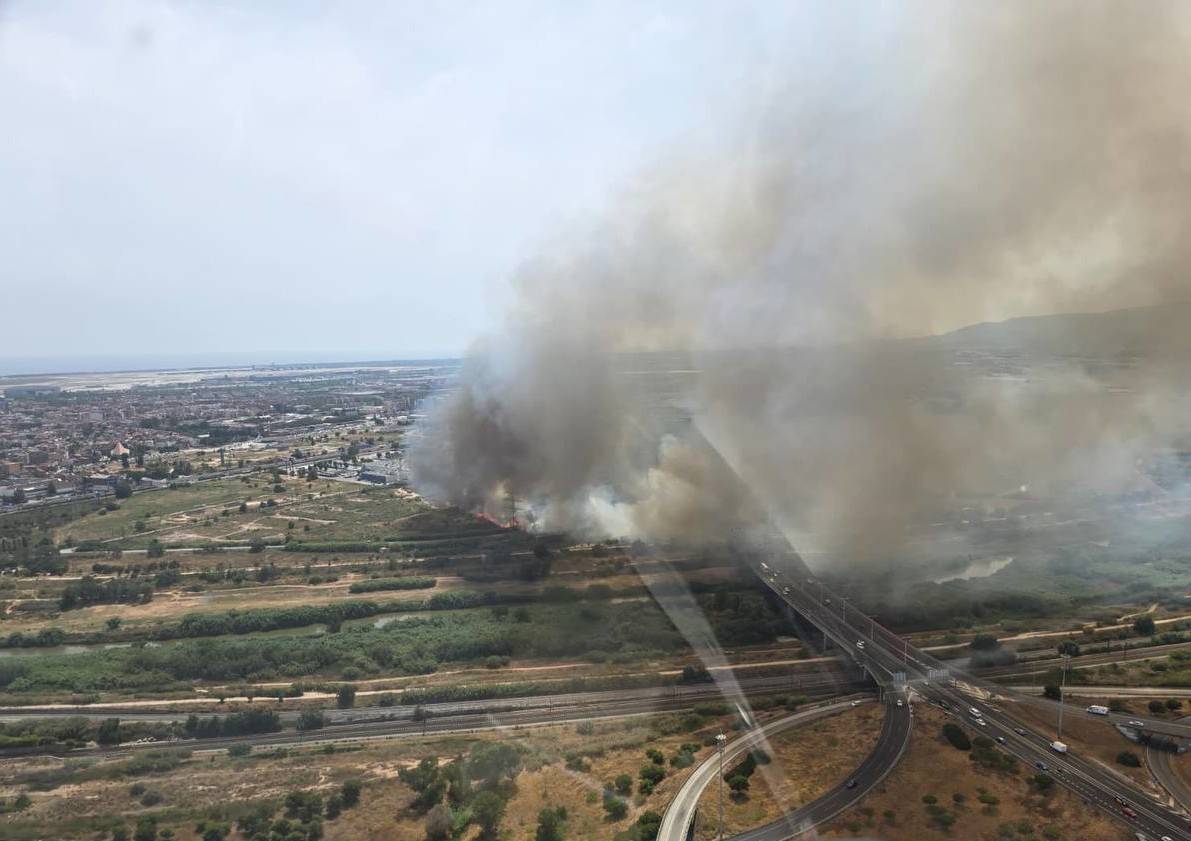 Un incendi al Prat de Llobregat talla la B-250 en ambdós sentits