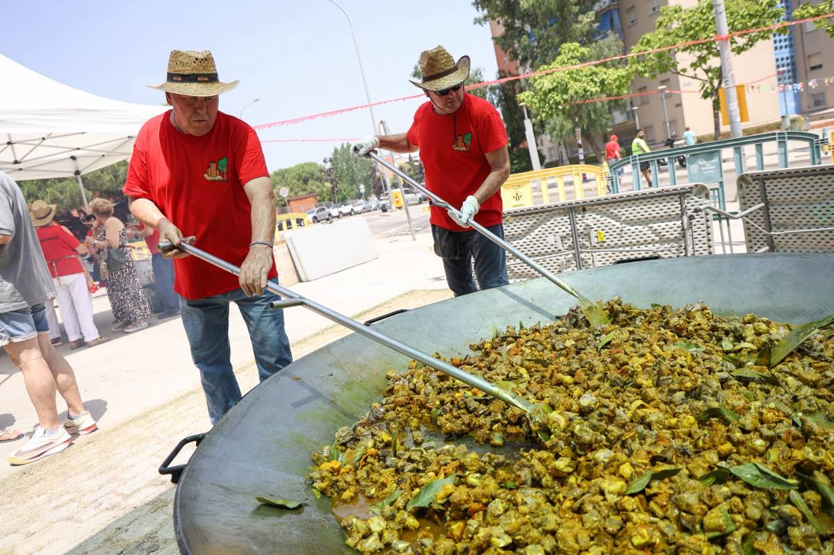 FOTOS | Sant Julià es posa el pitet per gaudir de la paella de la seva Festa Major