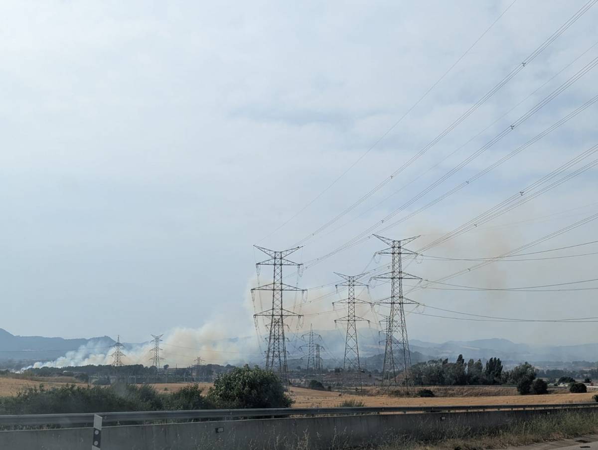 Columna de fum a la C-25: els Bombers treballen en un incendi a Gurb