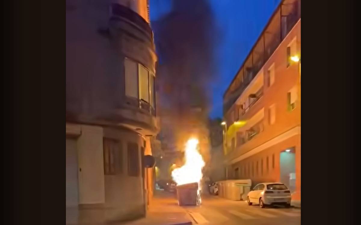 Nou incendi en un contenidor de paper al carrer Pau Claris de Manresa