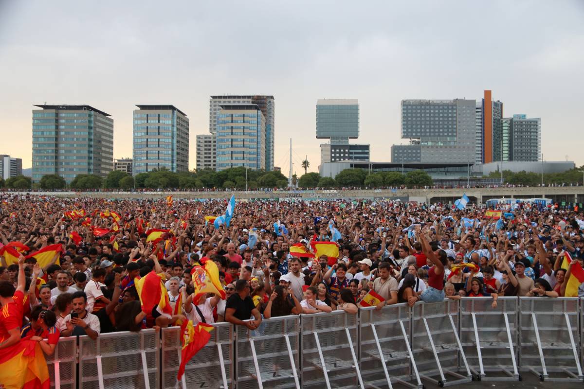 Milers d'aficionats de les seleccions argentina i espanyola omplen la Plataforma del Fòrum de Barcelona