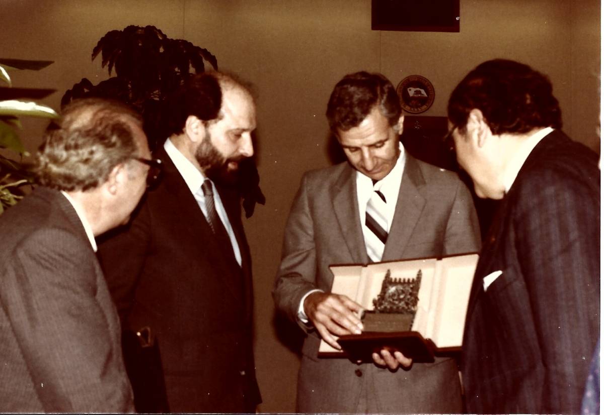 Francesc Sanuy, conseller de Comerç i Turisme davant el Governador George Deukmejian - Arxiu Josep Borràs