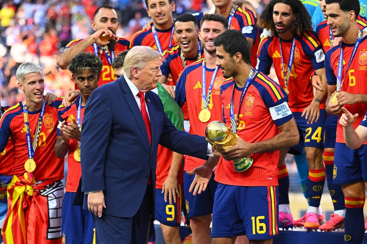 El gest de Dani Olmo amb Terrassa després de conquerir el Mundial: bandera a la cintura per aixecar la copa