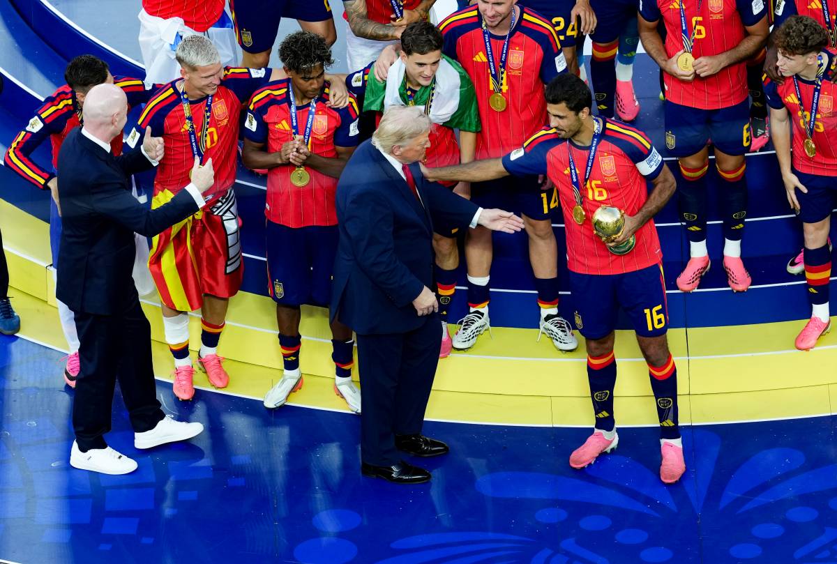 Olmo, amb la bandera de Terrassa, en l'entrega de la copa a la selecció esoanyola - Martin Rickett / PA Wire / dpa