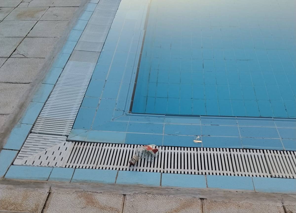 La piscina de Magraners, tancada per la presència de vidres a l’aigua