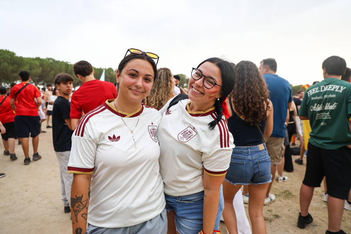 Carla Vera i Sonia Pelayo, amb les samarretes d`Espanya veient la final - Víctor Castillo Carla Vera i Sonia Pelayo, amb les samarretes d`Espanya veient la final