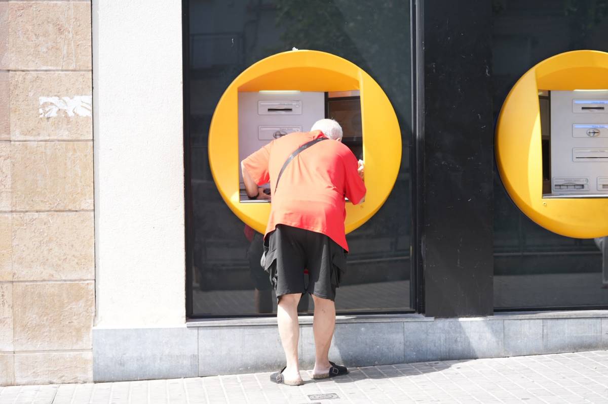 "No tenim cap caixer automàtic al barri": Sabadell perd un 23% de sucursals bancàries en cinc anys