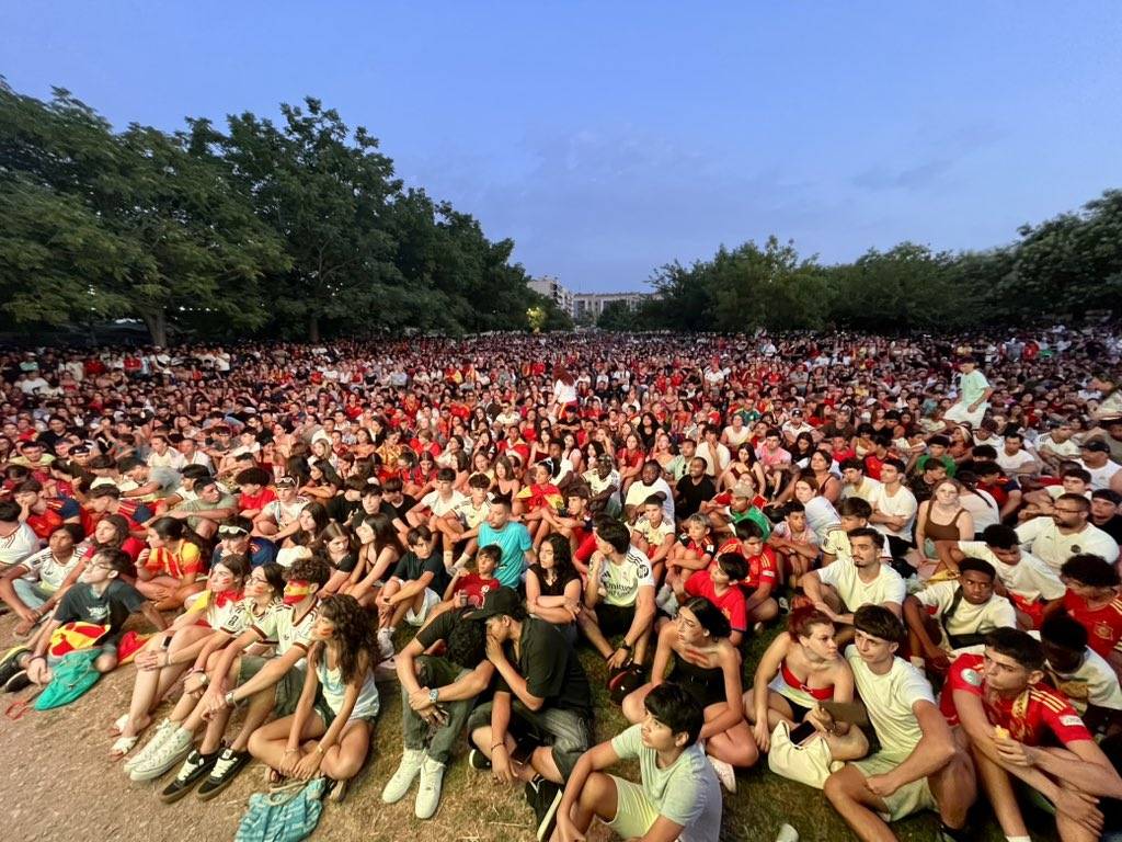 La pantalla gegant de la Paeria de Lleida canvia el català pel castellà entre aplaudiments