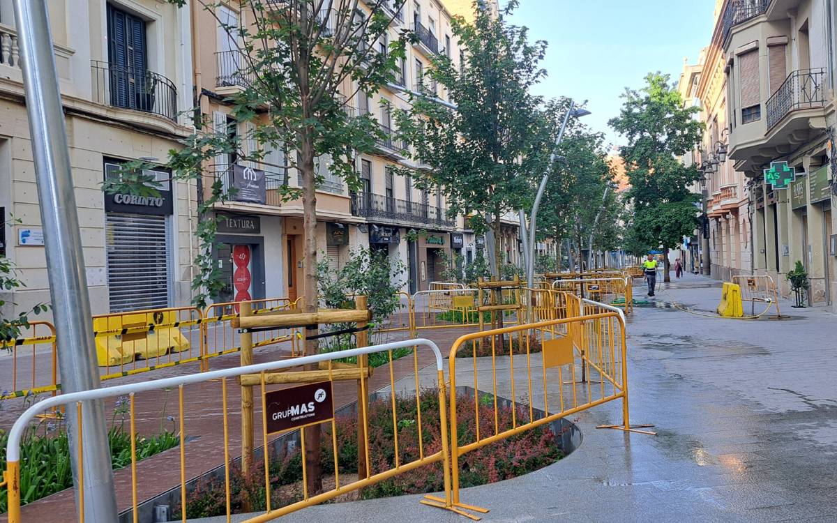 El ple rebutja la proposta de Fem Manresa per retirar part de l'asfalt de la plaça Neus Català