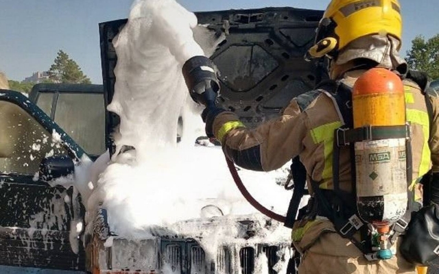 Els Bombers actuen en l'incendi d'un cotxe a la C-55, al terme de Cardona
