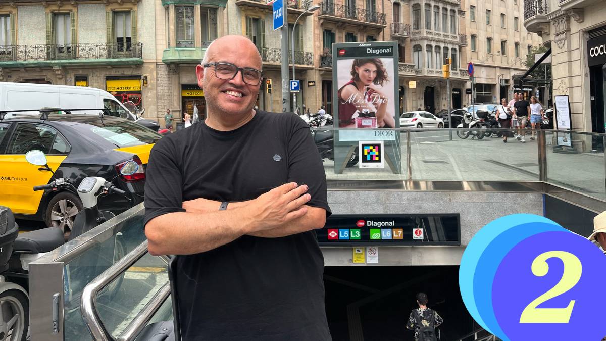 «A l’estiu passo una calor insuportable, però cantar al metro i emocionar els passatgers no té preu»