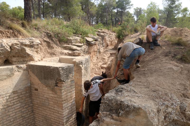 Camps de treball juvenils recuperen trinxeres de la batalla de l'Ebre a Caseres per preservar la memòria històrica
