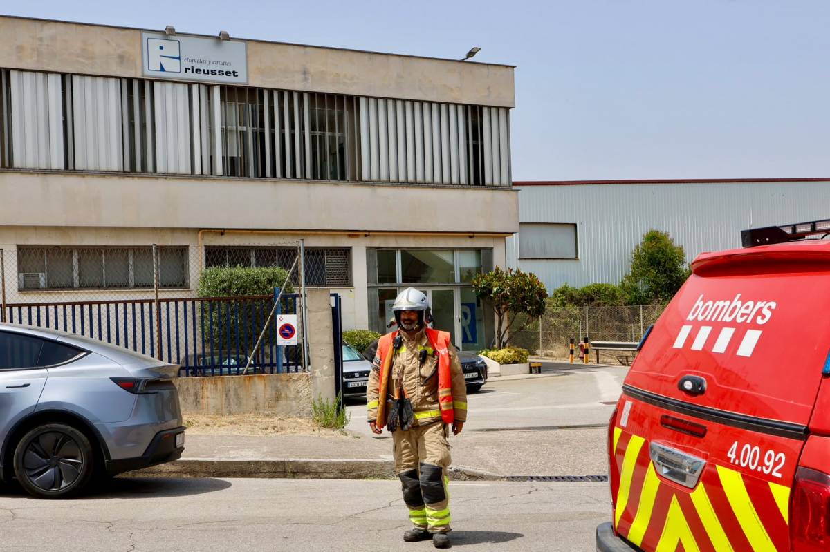 Desplegament a Santa Perpètua per un incident químic en una empresa - Juanma Peláez Desplegament a Santa Perpètua per un incident químic en una empresa