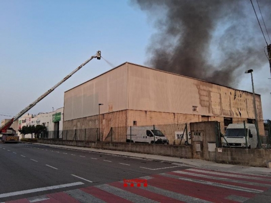Els Bombers treballen amb 16 dotacions en l'incendi d'una nau industrial a l'Alt Empordà