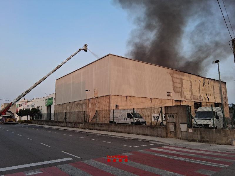 Els Bombers treballen amb 16 dotacions en l'incendi d'una nau industrial a l'Alt Empordà