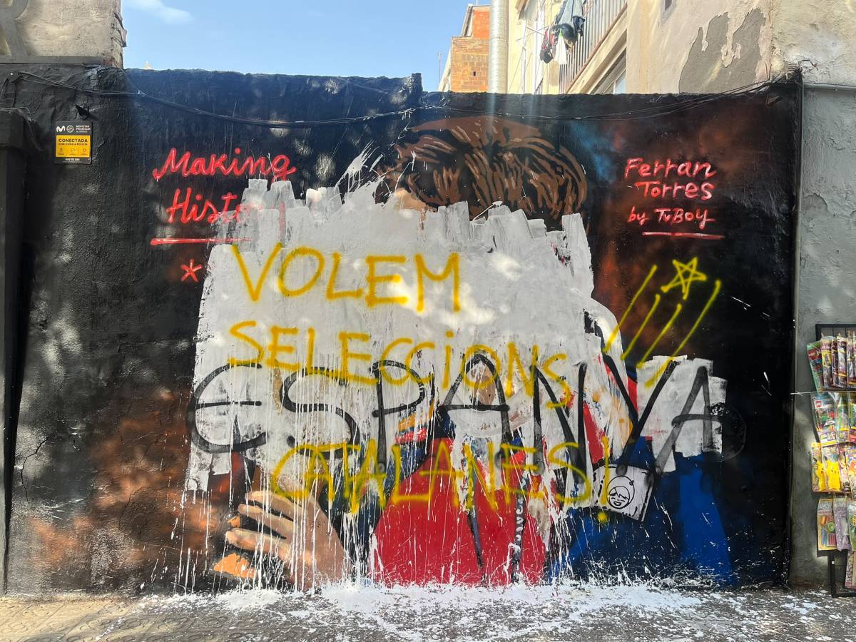 Vandalitzen el mural de TVBoy de Ferran Torres amb el trofeu del Mundial: «Volem seleccions catalanes»