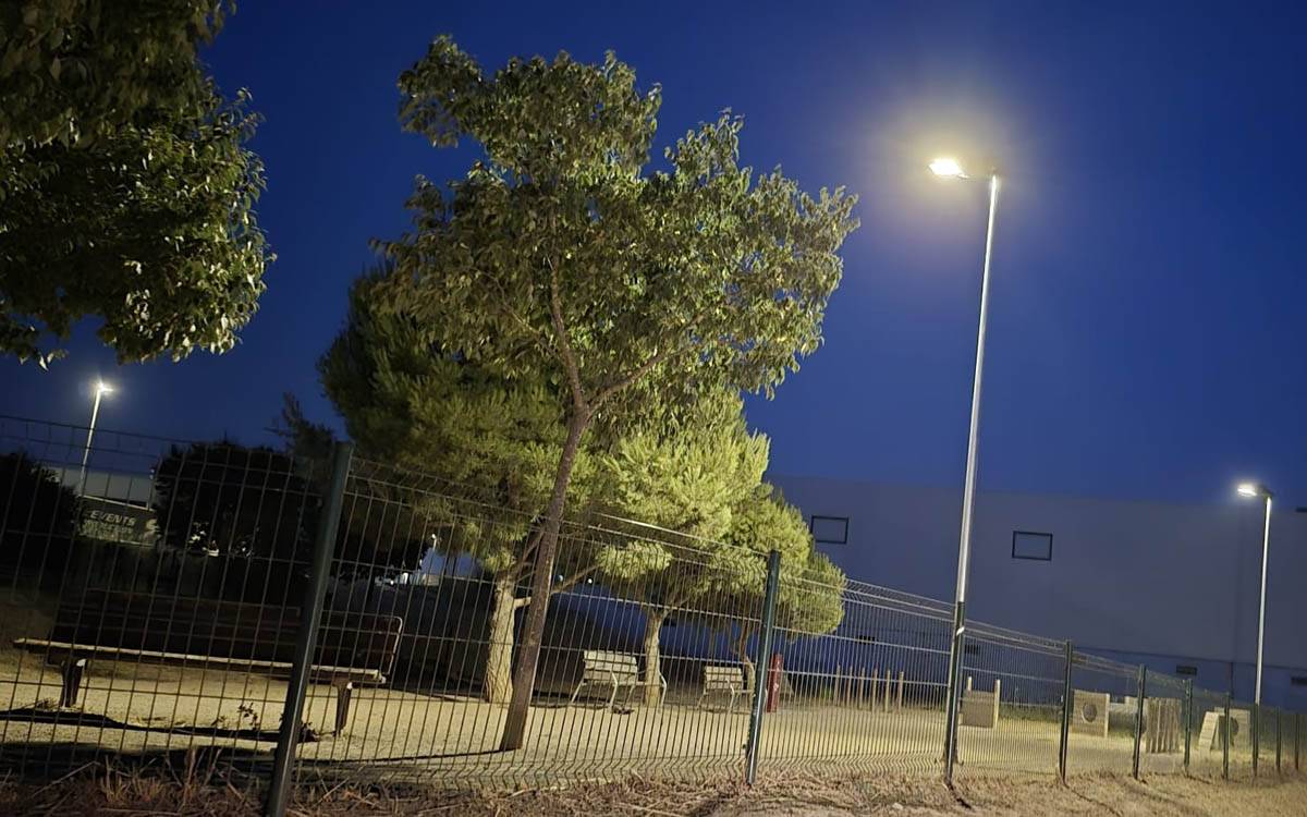 Santpedor reforça la il·luminació de la zona d'esbarjo per a gossos i un aparcament