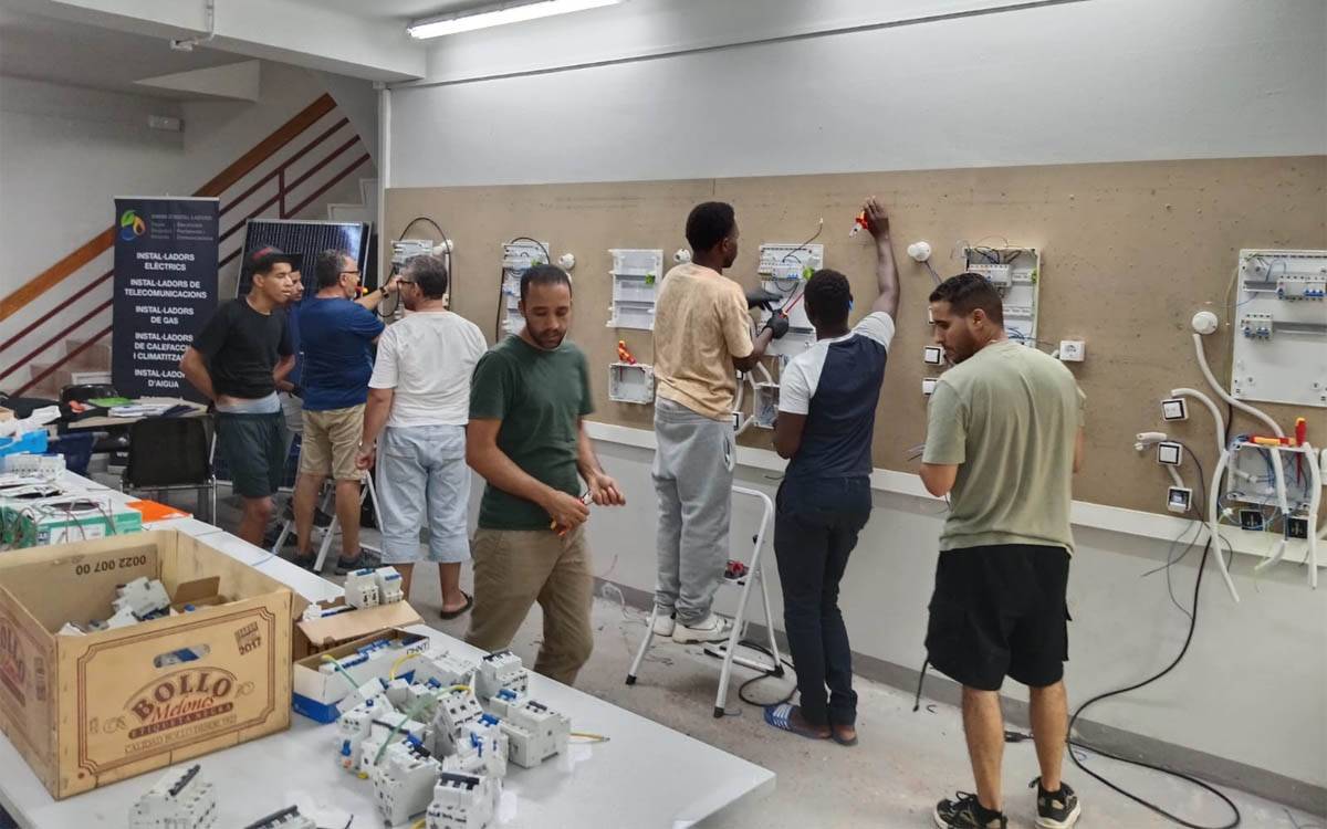 Càritas Manresa i el Gremi d'Instal·ladors impulsen un curs d'energies renovables