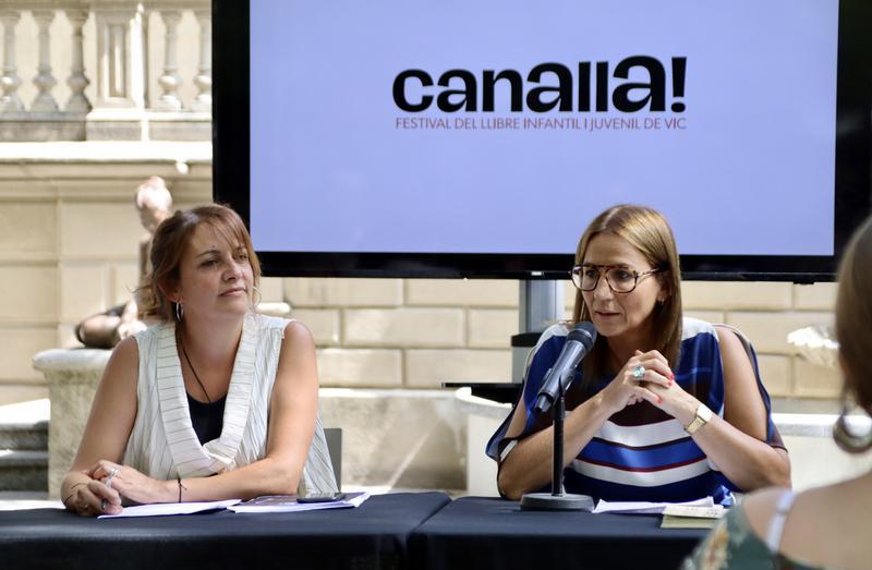La regidora de Cultura de l`Ajuntament de Vic, Bet Piella, i la coordinadora del Festival Canalla!, Txell Vall, durant la presentació de la programació