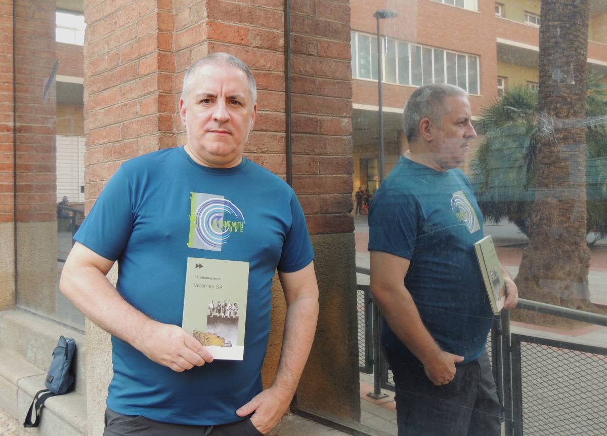 L'escriptor Àlex Romaguera amb el seu últim llibre  - Meri Chiné