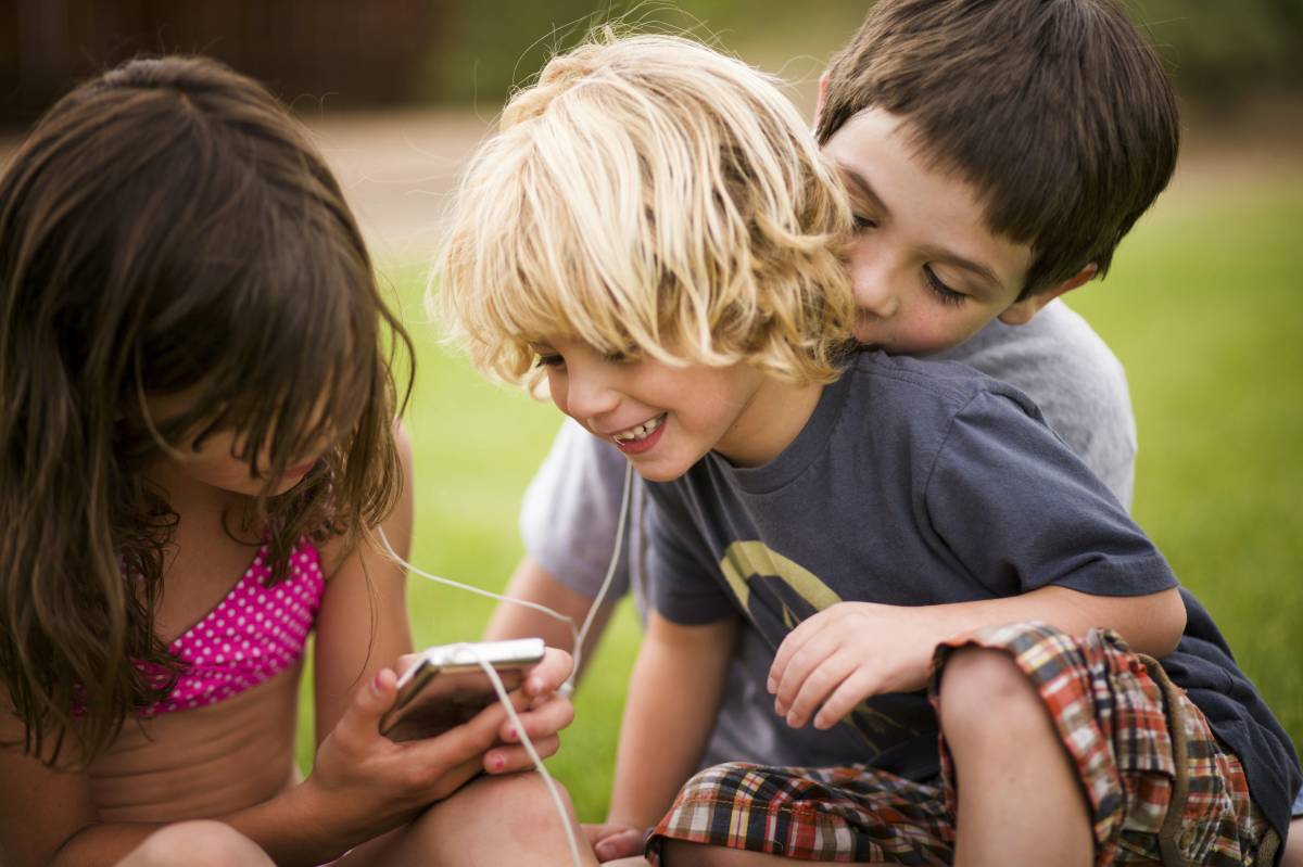 Les noves generacions ja no miren els núvols: així estan canviant les pantalles el cervell infantil