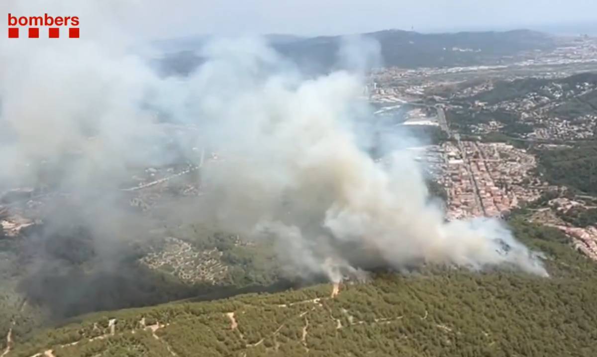 Un incendi al Baix Llobregat obliga a confinar dues urbanitzacions
