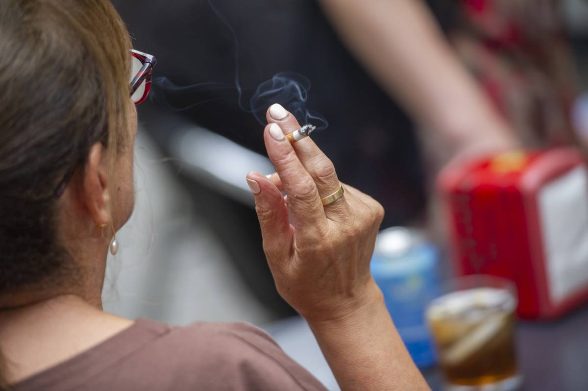 El govern espanyol amplia els espais sense fum i prohibirà fumar a les terrasses