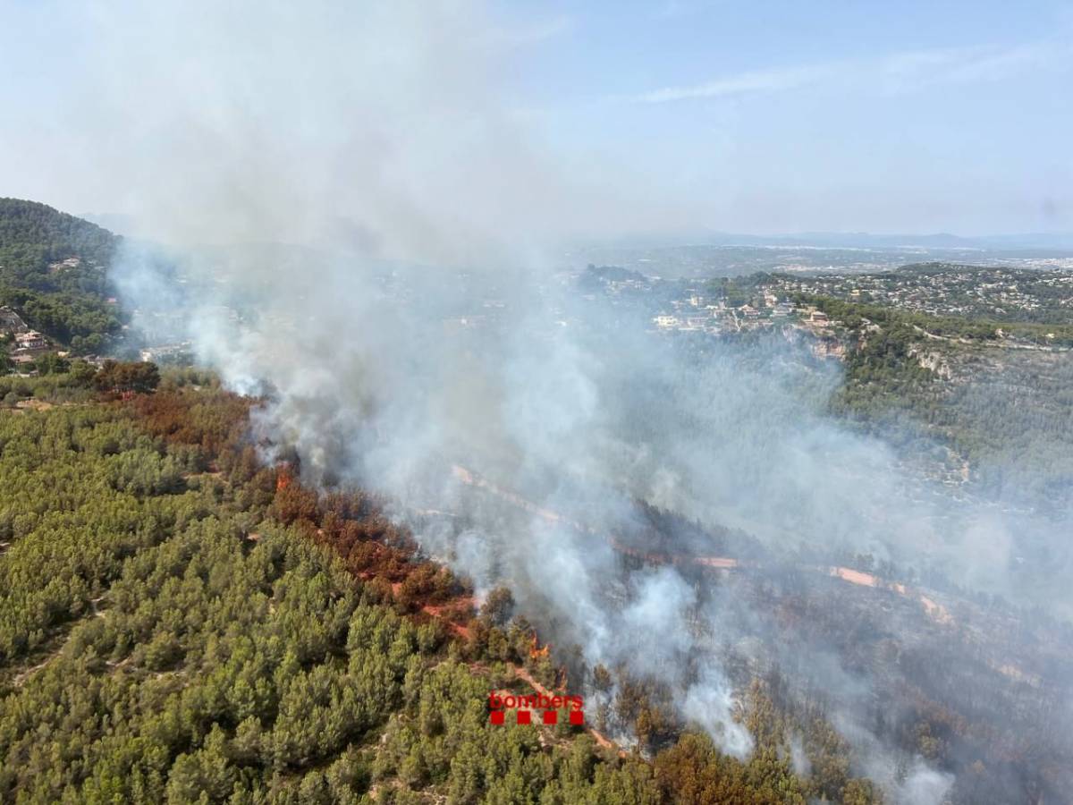 Un incendi al Baix Llobregat obliga a confinar dues urbanitzacions