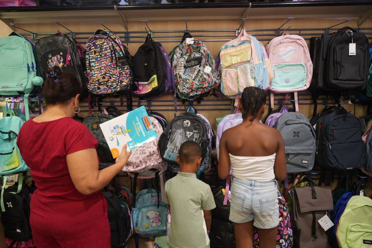 Una família comprant material escolar - Una família comprant material escolar