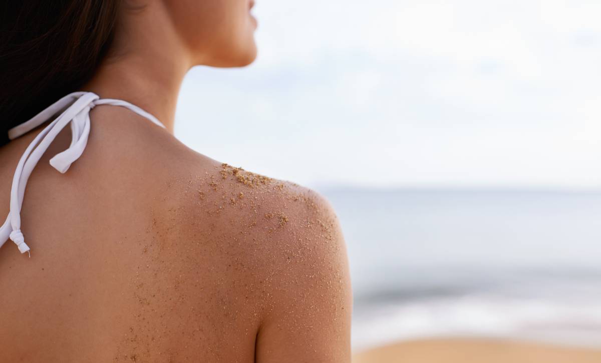L'alerta d'una dermatòloga sobre la crema solar: «Aquest error comú afavoreix l'aparició de taques a la pell»