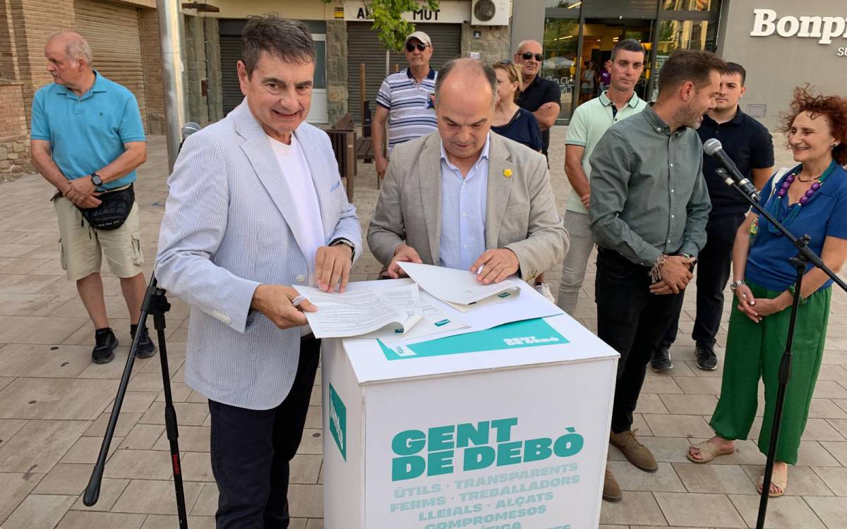 Josep Salom i Jordi Turull signant l`acord per concórrer plegats a les eleccions municipals del 2027.