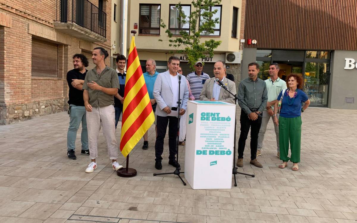 Josep Salom i Jordi Turull signant l`acord per concórrer plegats a les eleccions municipals del 2027.