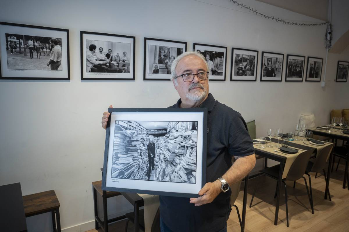 El fotoperiodista, amb una de les imatges més rellevants de la mostra - Nebridi Aróztegui