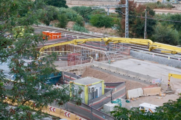 FOTOS | S'esfondra un pou a l'obra del soterrament a Montcada i Reixac