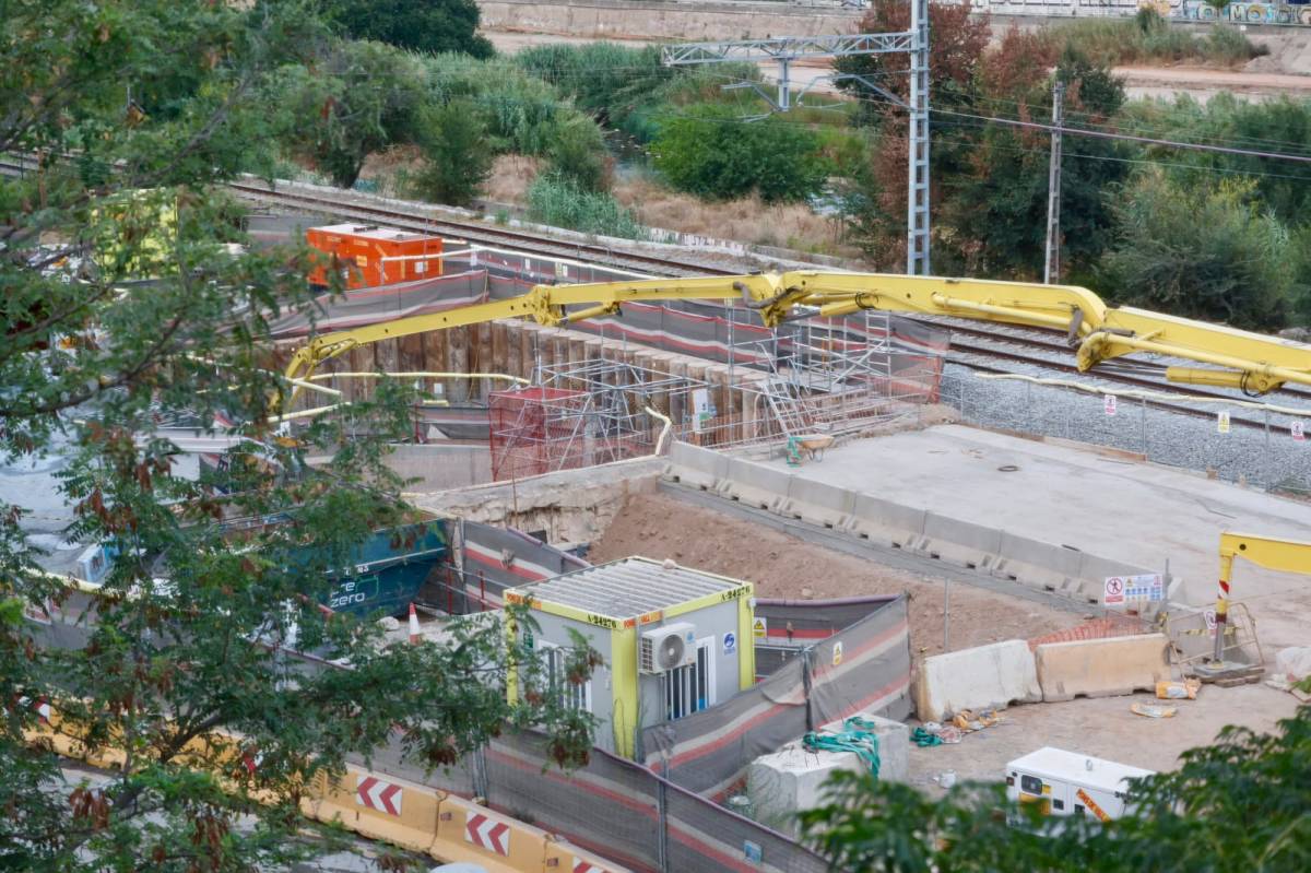 FOTOS | S'esfondra un pou a l'obra del soterrament a Montcada i Reixac