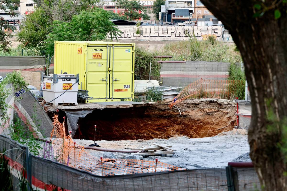 FOTOS | S'esfondra un pou a l'obra del soterrament a Montcada i Reixac