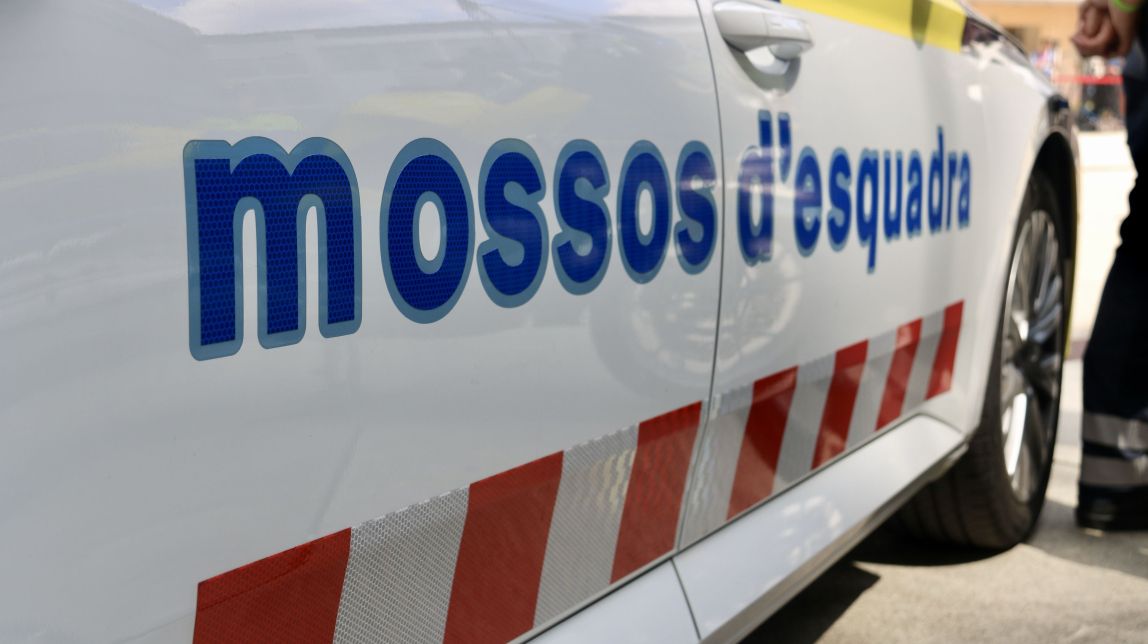 Roben un cotxe, condueixen sense cinturó i s'estimben després de saltar-se un cediu el pas davant els Mossos