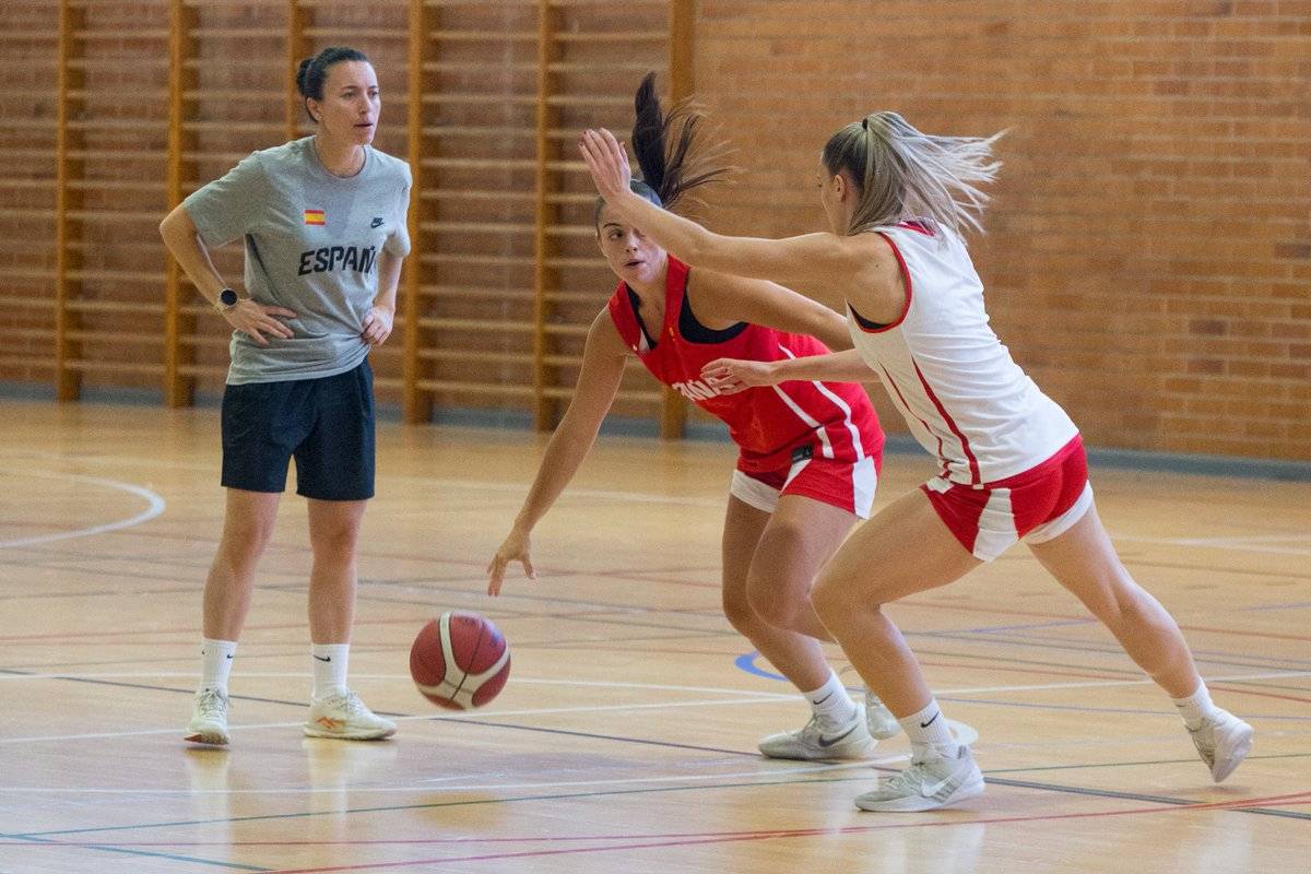 La sabadellenca, donant indicacions en un entrenament - BaloncestoESP La sabadellenca, donant indicacions en un entrenament