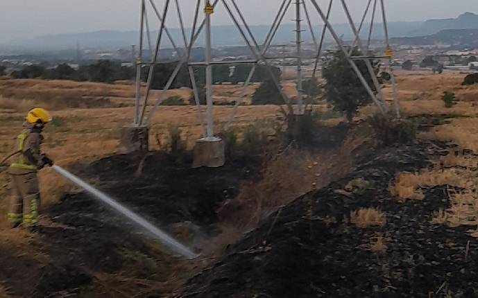 Petit incendi agrícola a Manlleu a la base d'una torre elèctrica