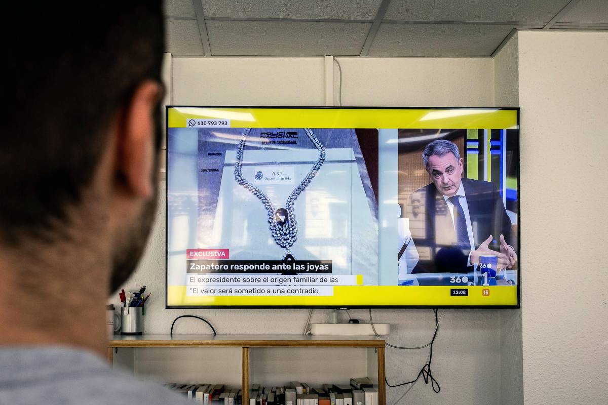 Zapatero ho nega tot, però no esvaeix els dubtes sobre l'origen de les joies