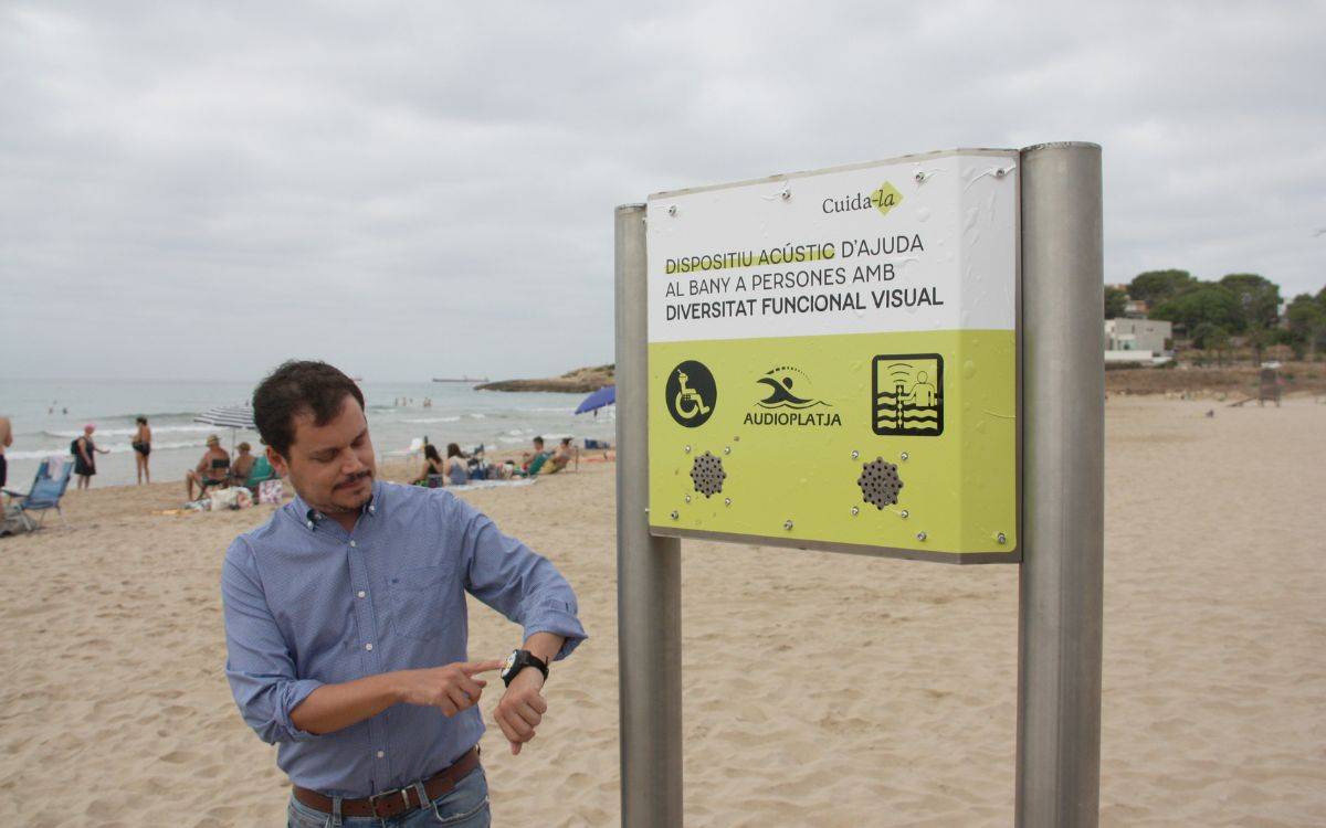 La platja de l'Arrabassada de Tarragona estrena un nou sistema acústic d'ajuda al bany per a persones invidents