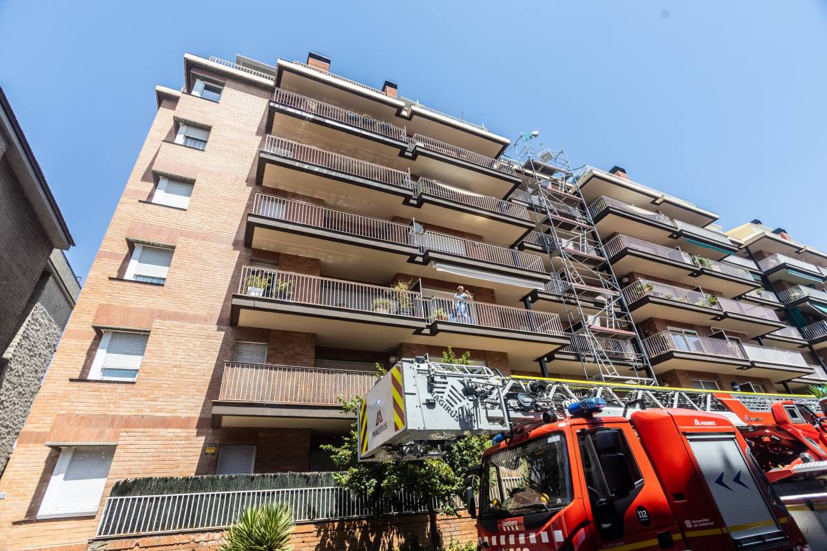 FOTOS | Quatre ferits en un incendi a un àtic del centre de Sabadell
