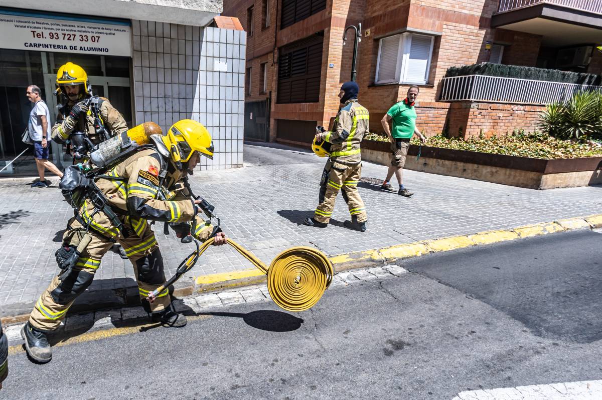 Incendi en un àtic a Sabadell - Juanma Peláez Incendi en un àtic a Sabadell