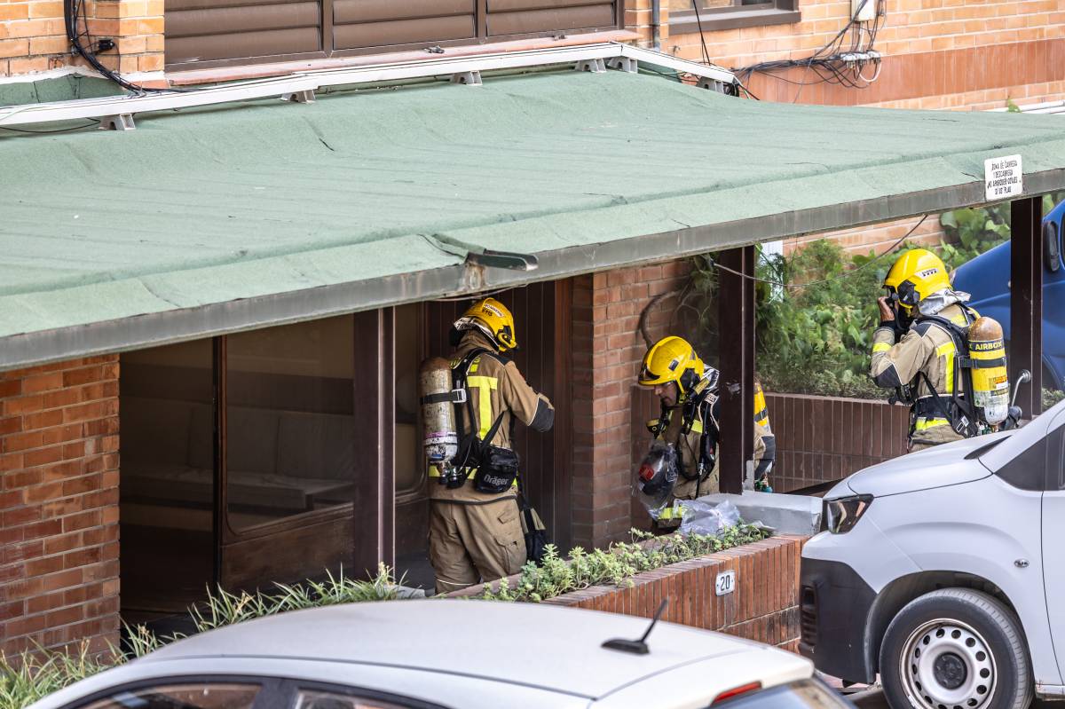 Incendi en un àtic a Sabadell - Juanma Peláez Incendi en un àtic a Sabadell