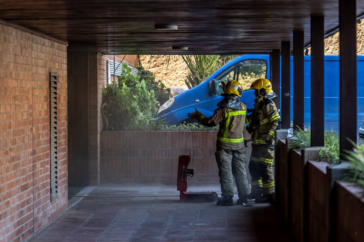 Incendi en un àtic a Sabadell - Juanma Peláez Incendi en un àtic a Sabadell