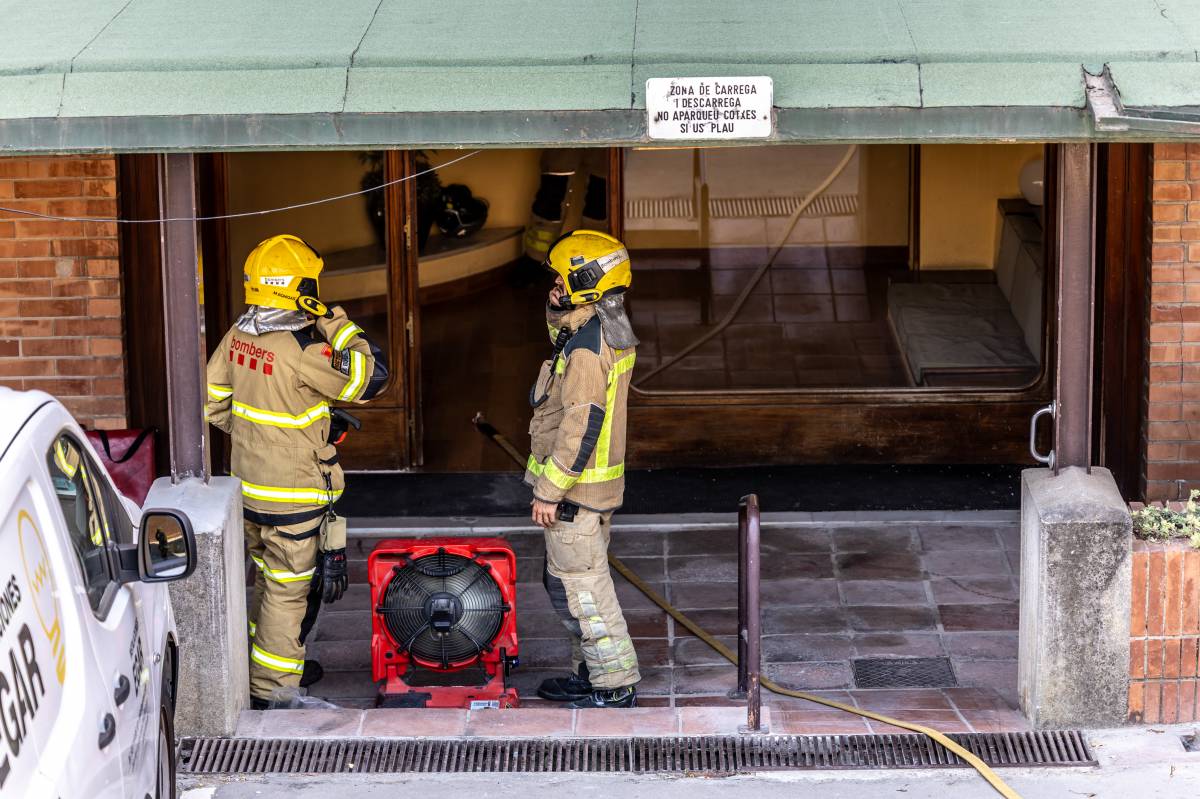 Incendi en un àtic a Sabadell - Juanma Peláez Incendi en un àtic a Sabadell