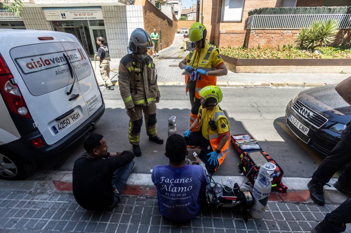Incendi en un àtic a Sabadell - Juanma Peláez Incendi en un àtic a Sabadell