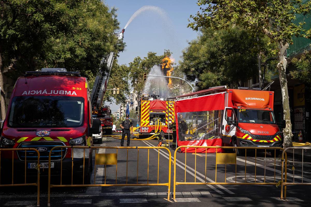 D'una fuita de gas a un guèiser de foc permanent: les 24 hores d'un ensurt al centre de Sants