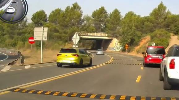 VÍDEO | Envaeix el sentit contrari per evitar les bandes reductores